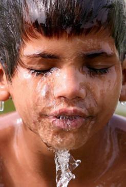 Un niño bebe agua