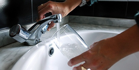 agua de grifo mejor que la embotellada