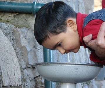 nene-tomando-agua-flickrcomphotosanitamaria290986812