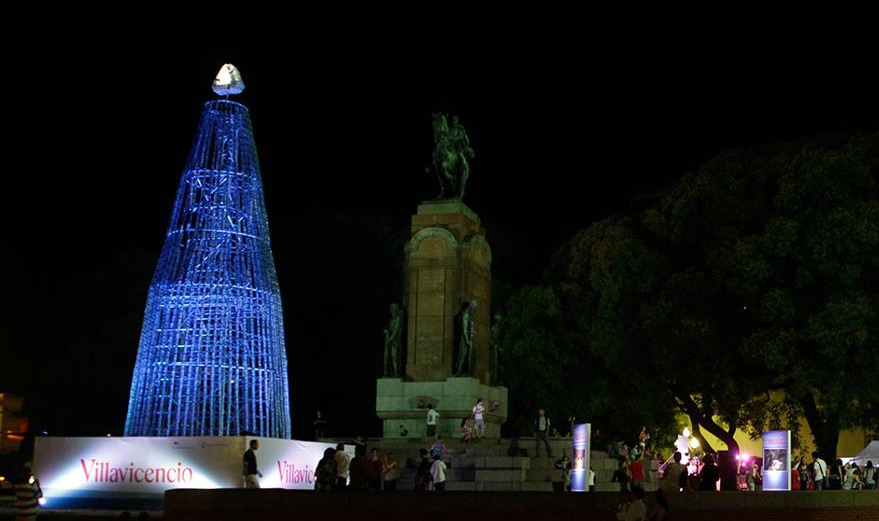 El imponente árbol realizado con botellas de plástico de Villavicencio y Banco de bosques